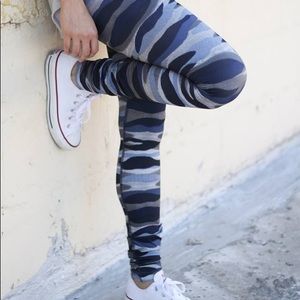 Lululemon coast camo blue leggings size 6